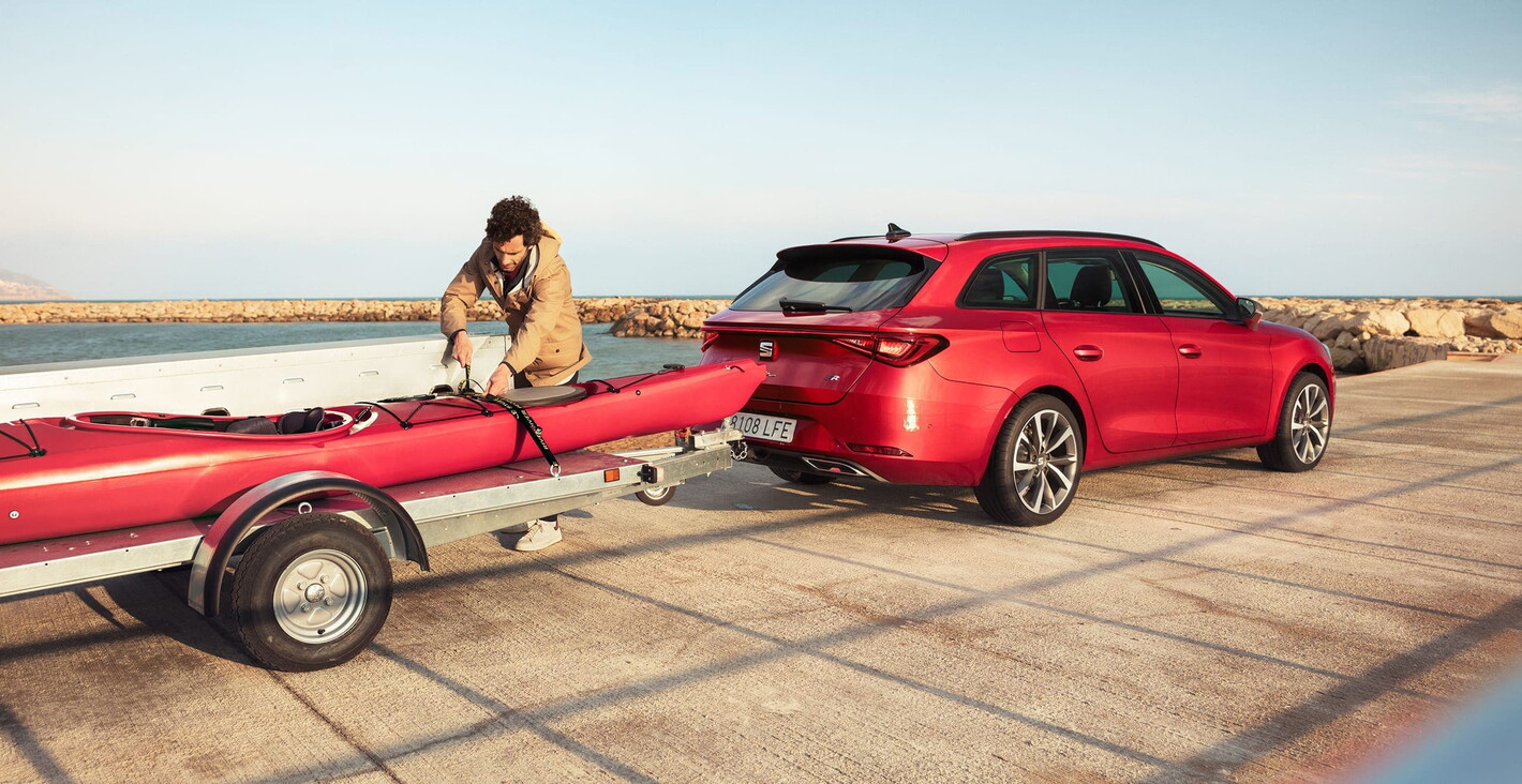 Rode Seat Leon Break met aanhangwagen