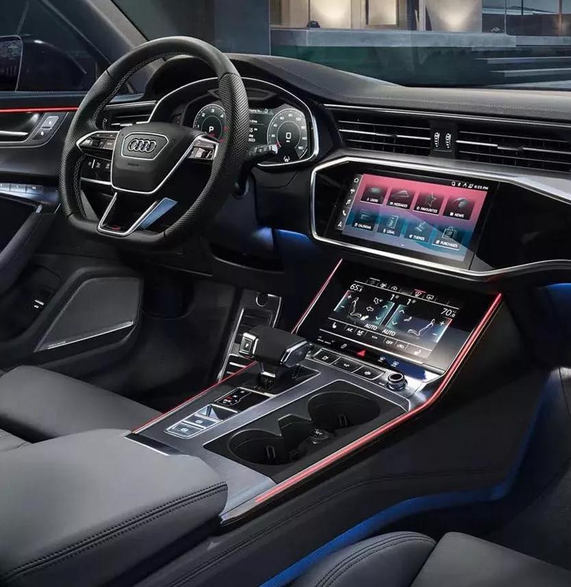 Audi Q3 interieur met zwarte bekleding en groot dashboard met infotainment