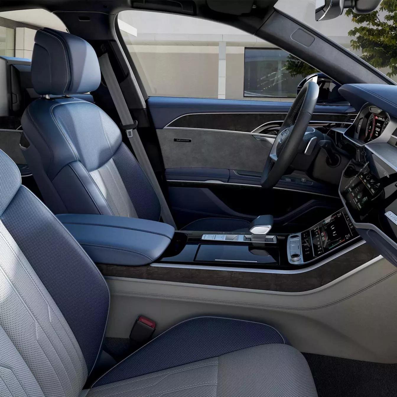 Audi A8 interieur wit beige bekleding en infotainment
