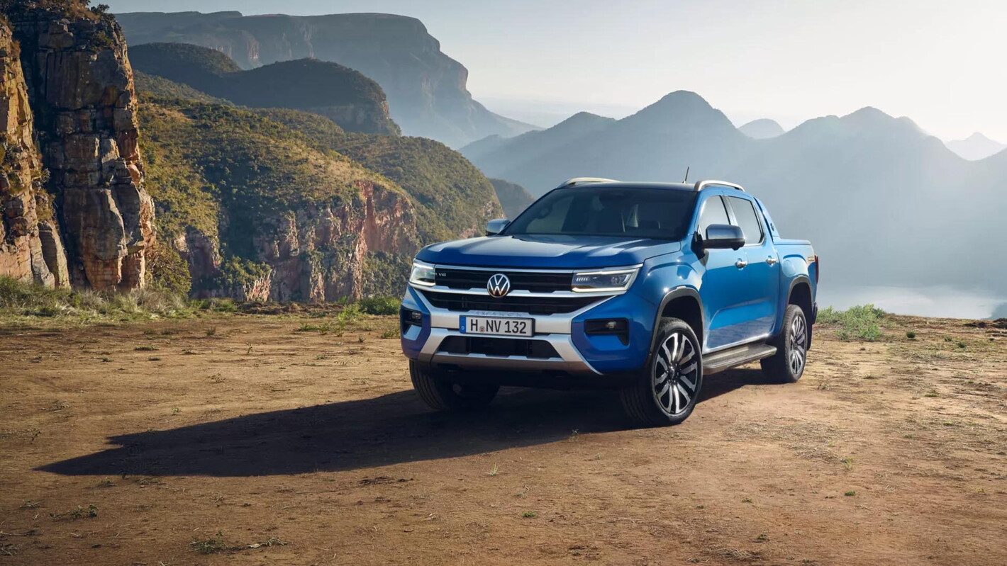 Volkswagen bedrijfsvoertuigen amarok blauw in de bergen