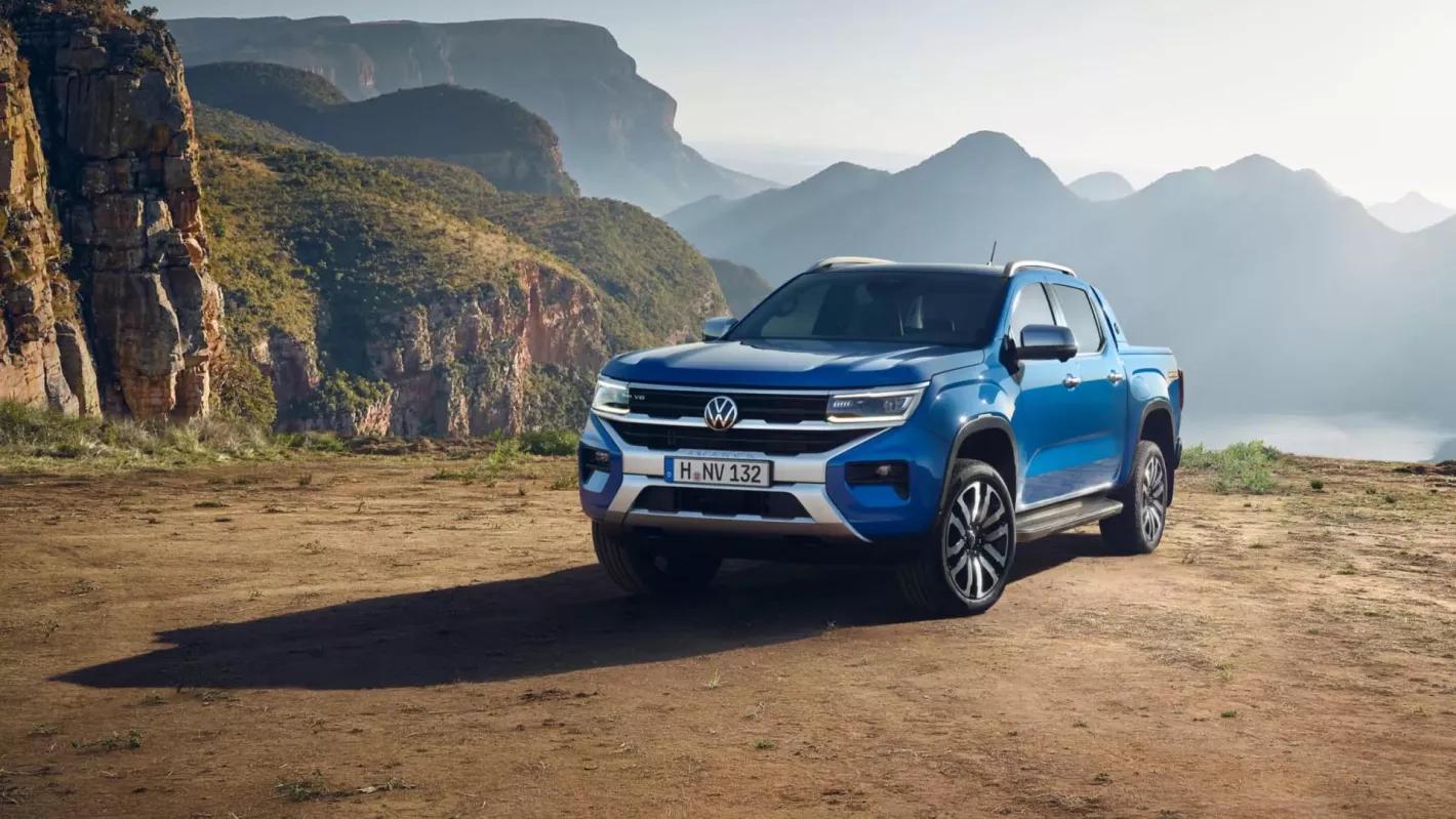Volkswagen bedrijfsvoertuigen amarok blauw in de bergen
