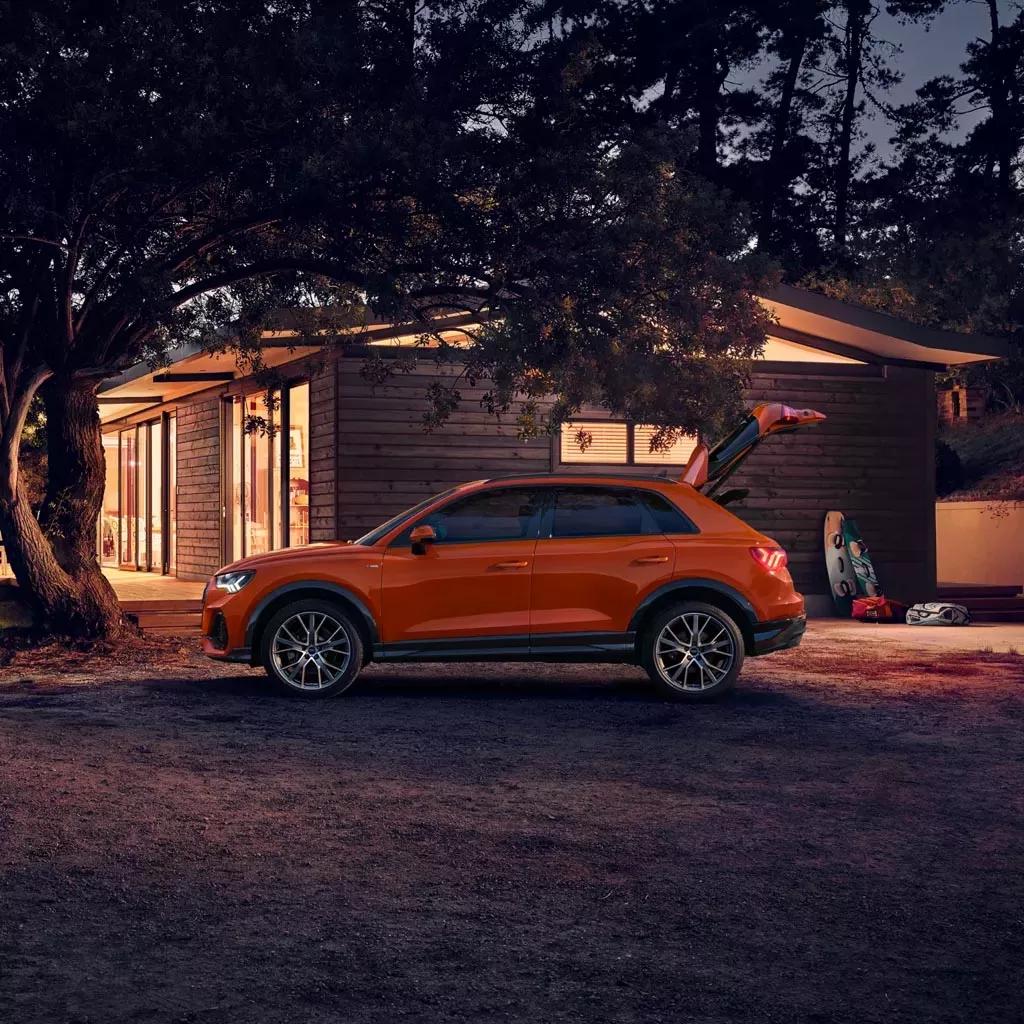 Audi Q3 zijaanzicht oranje exterieur