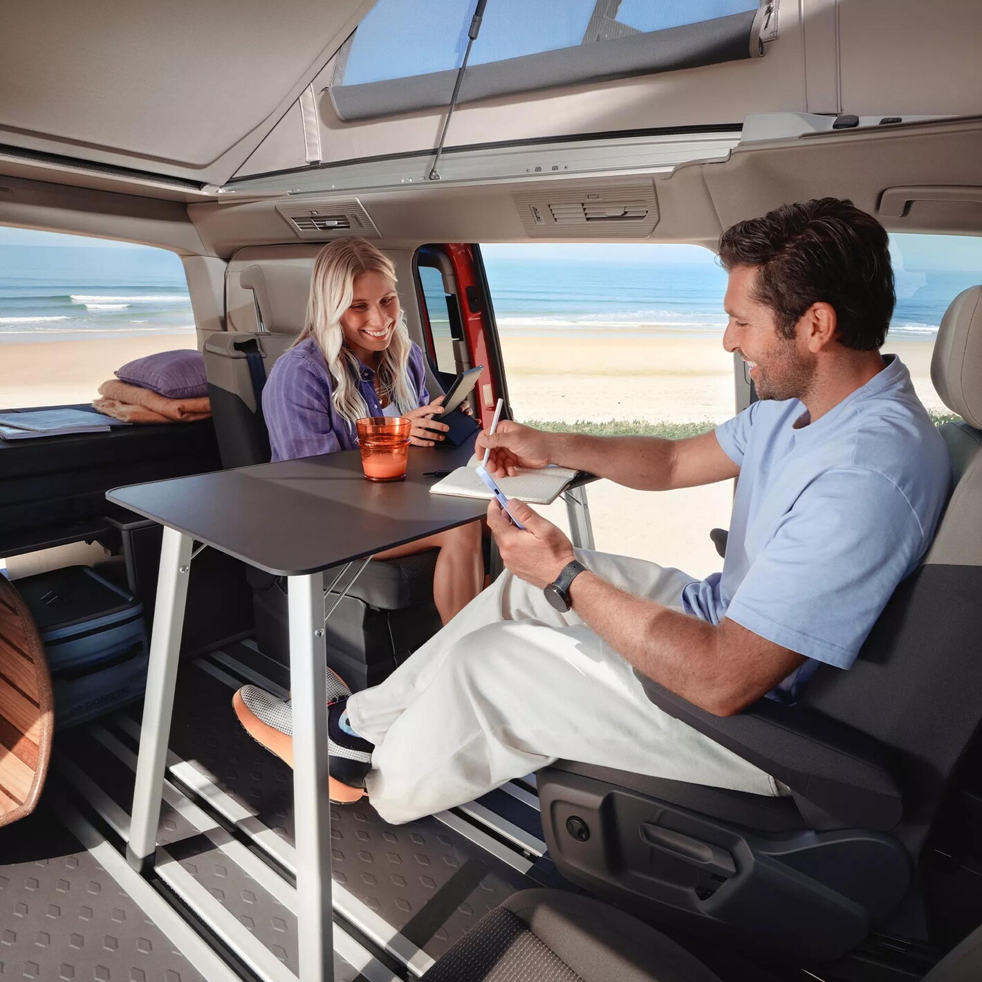 Volkswagen bedrijfsvoertuigen california twee mensen eten aan tafel
