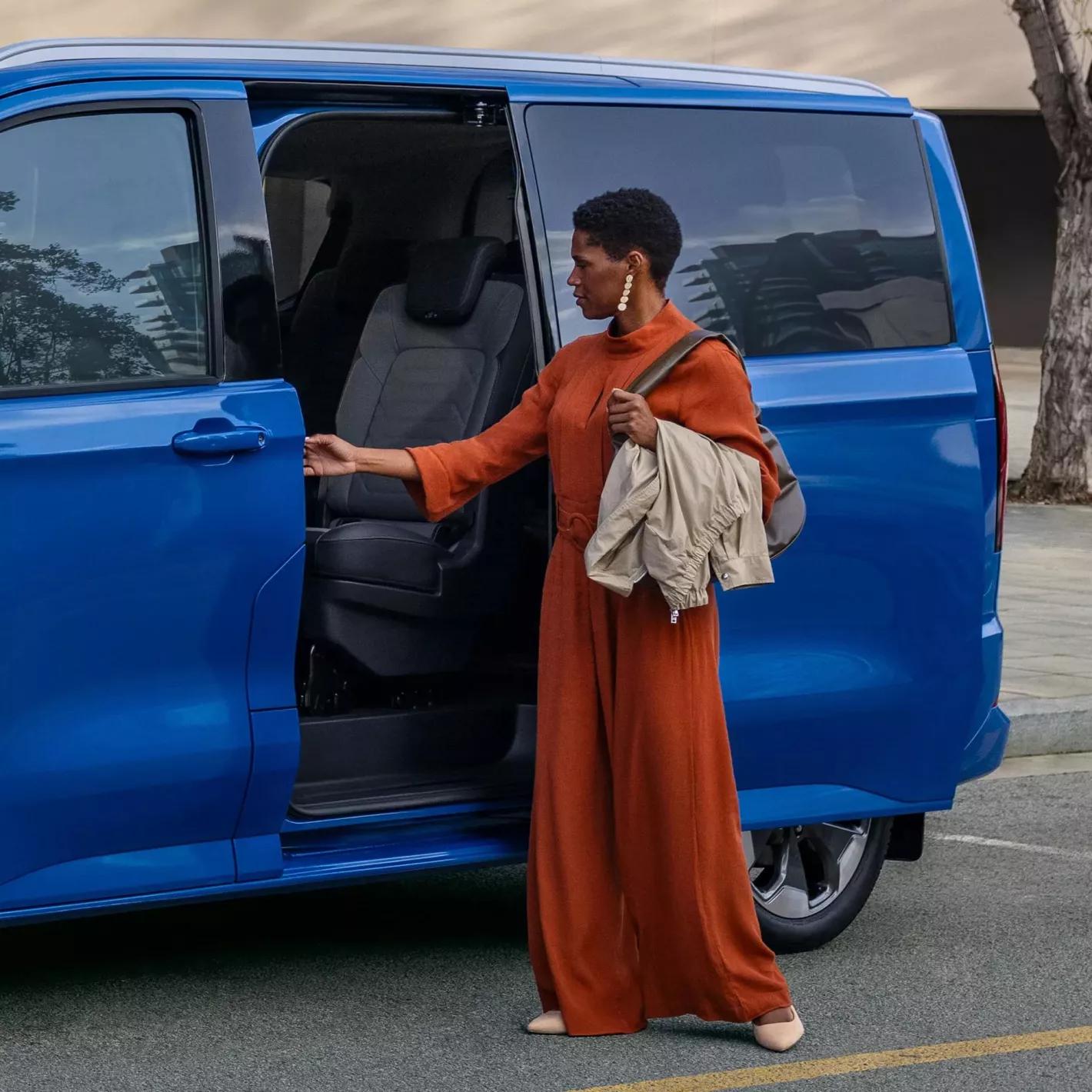 Volkswagen bedrijfsvoertuigen blauwe caravelle hermans herentals