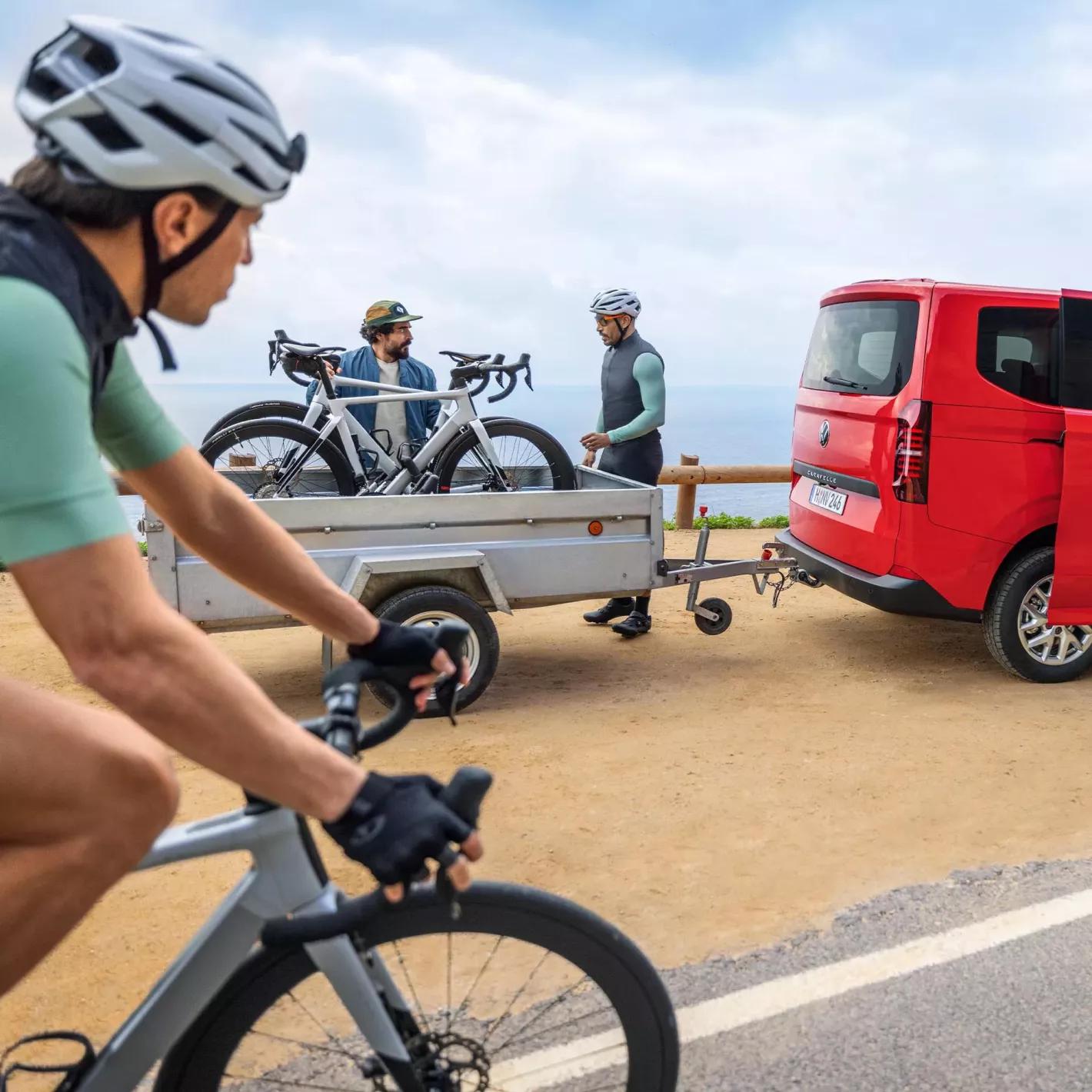 Volkswagen bedrijfsvoertuigen rode caravelle met aanhangwagen
