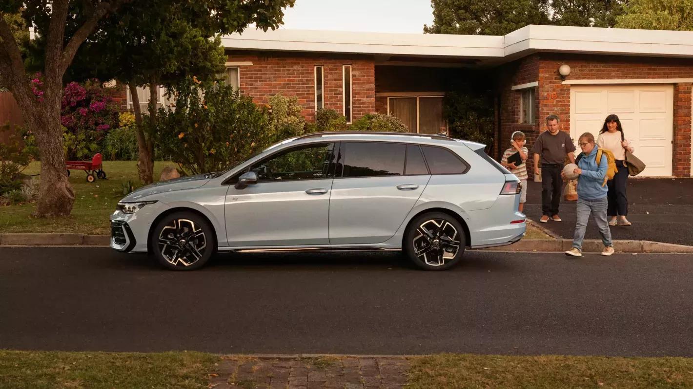 Zijkant grijze Volkswagen Golf Variant
