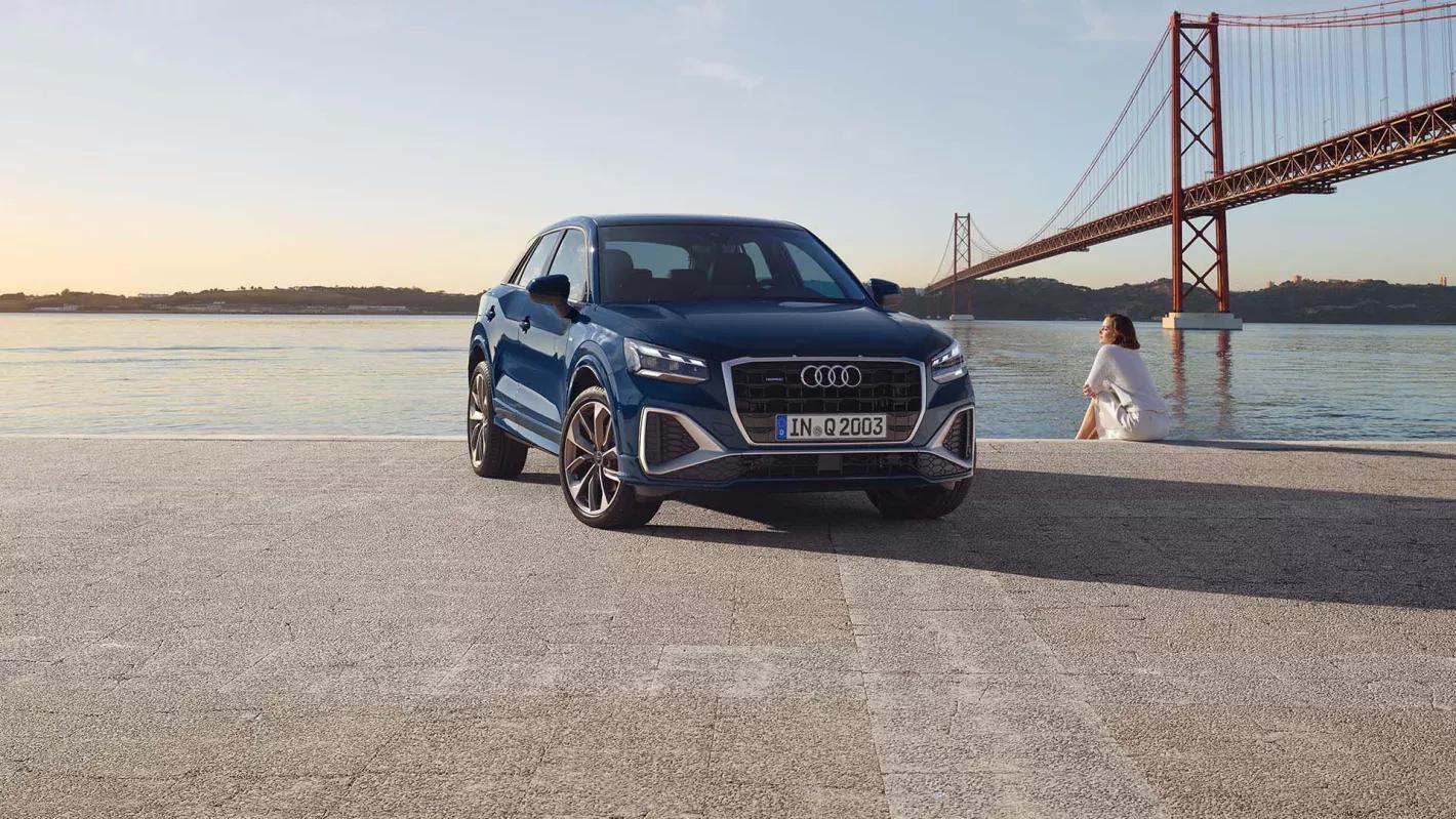 Audi Q2 vooraanzicht met koplampen en brede grille en blauwe exterieur