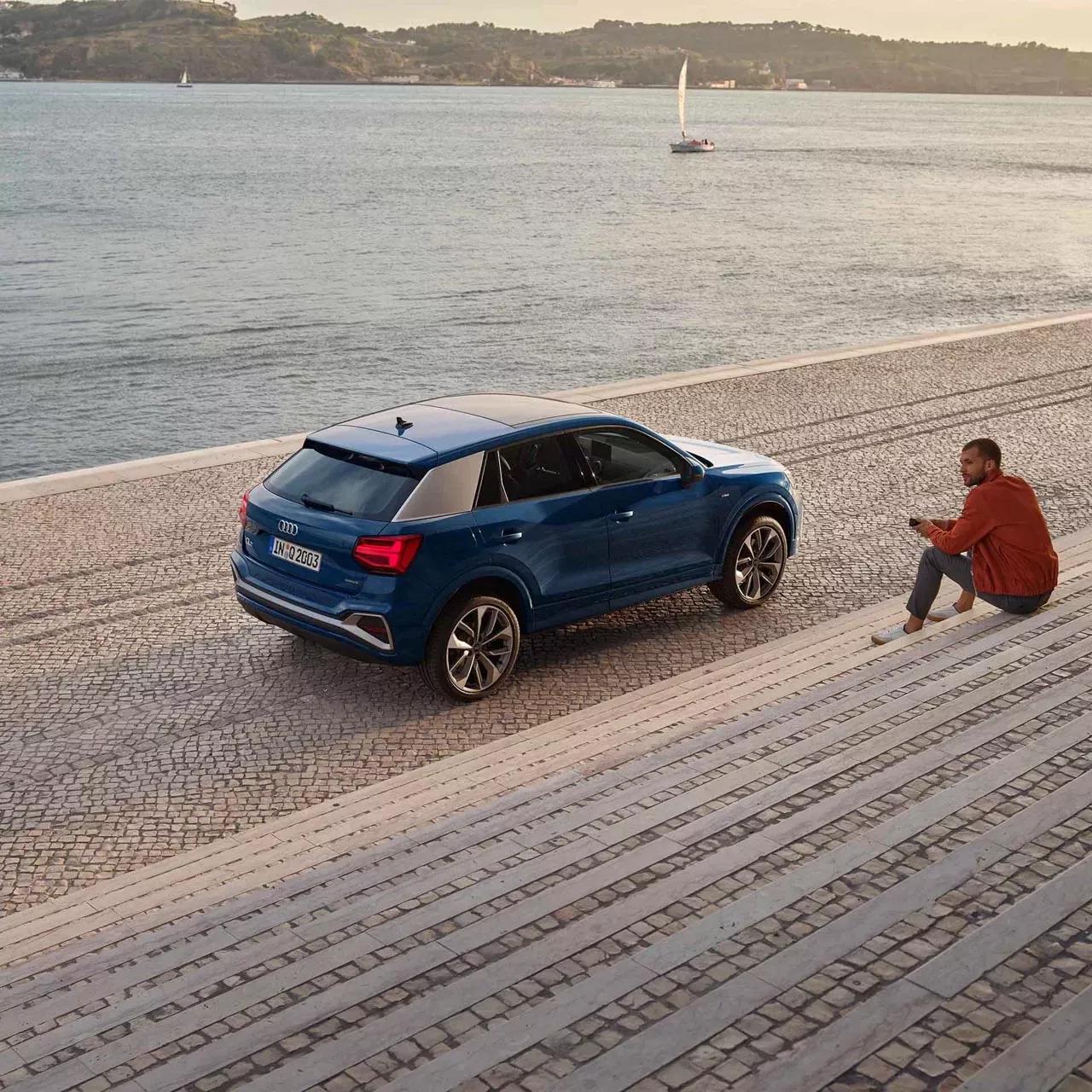 Audi Q2 exterieur blauw zijkant