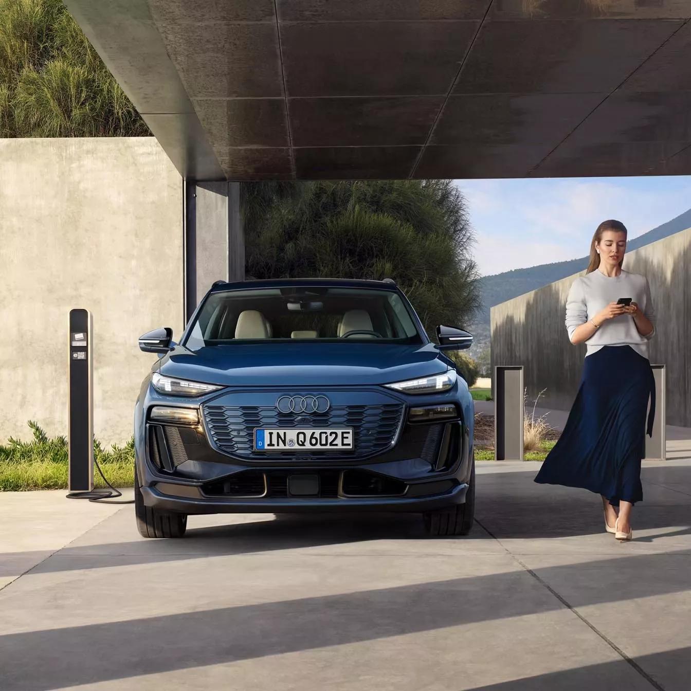 Audi Q6 SUV e-tron blauw voorkant opladen