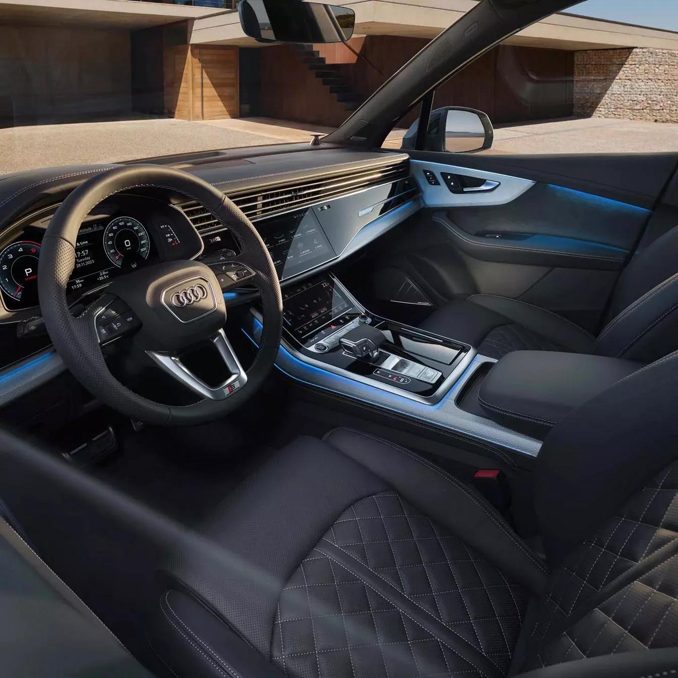 Audi Q7 SUV interieur met zwarte sportieve bekleding