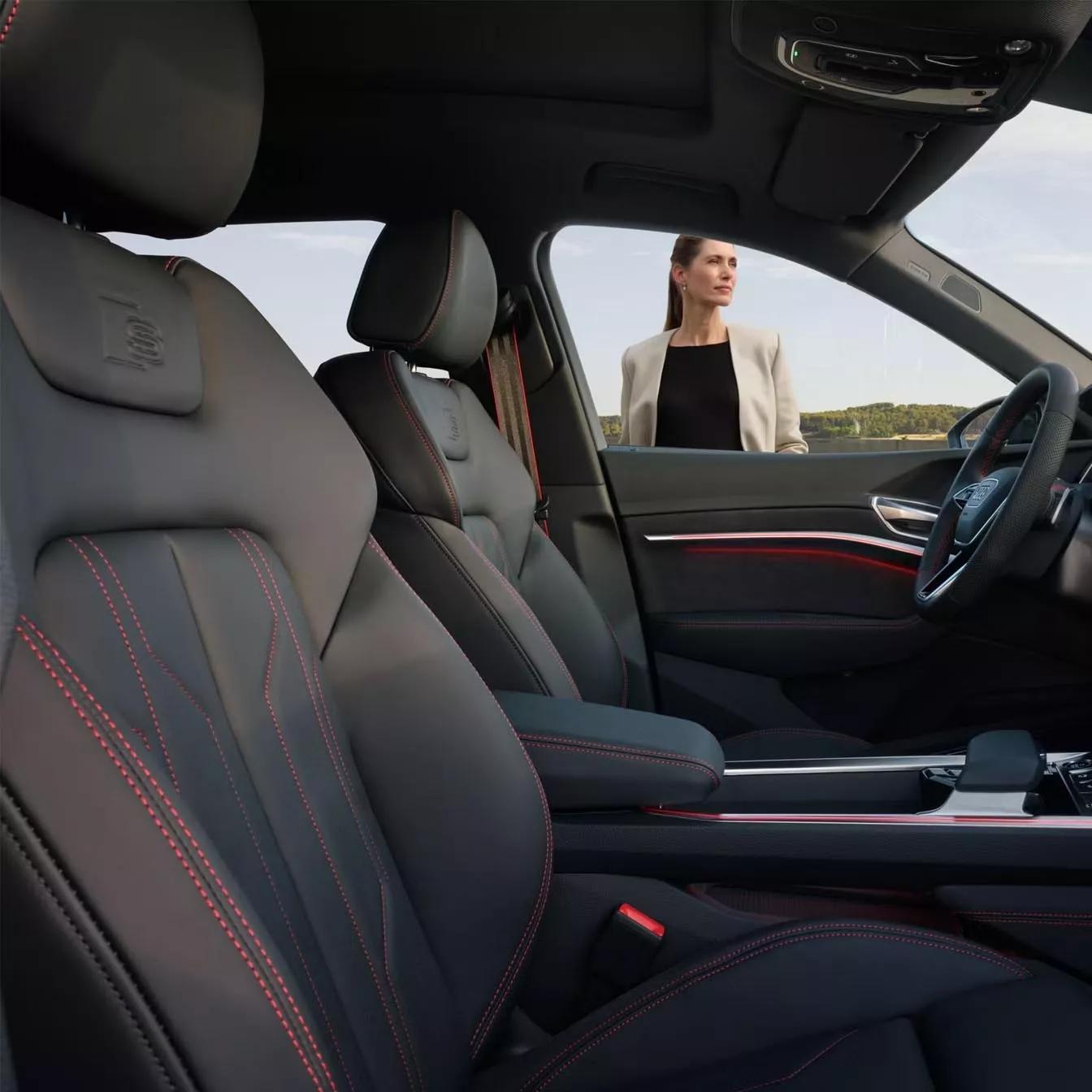 Audi Q8 e-tron interieur zwarte bekleding