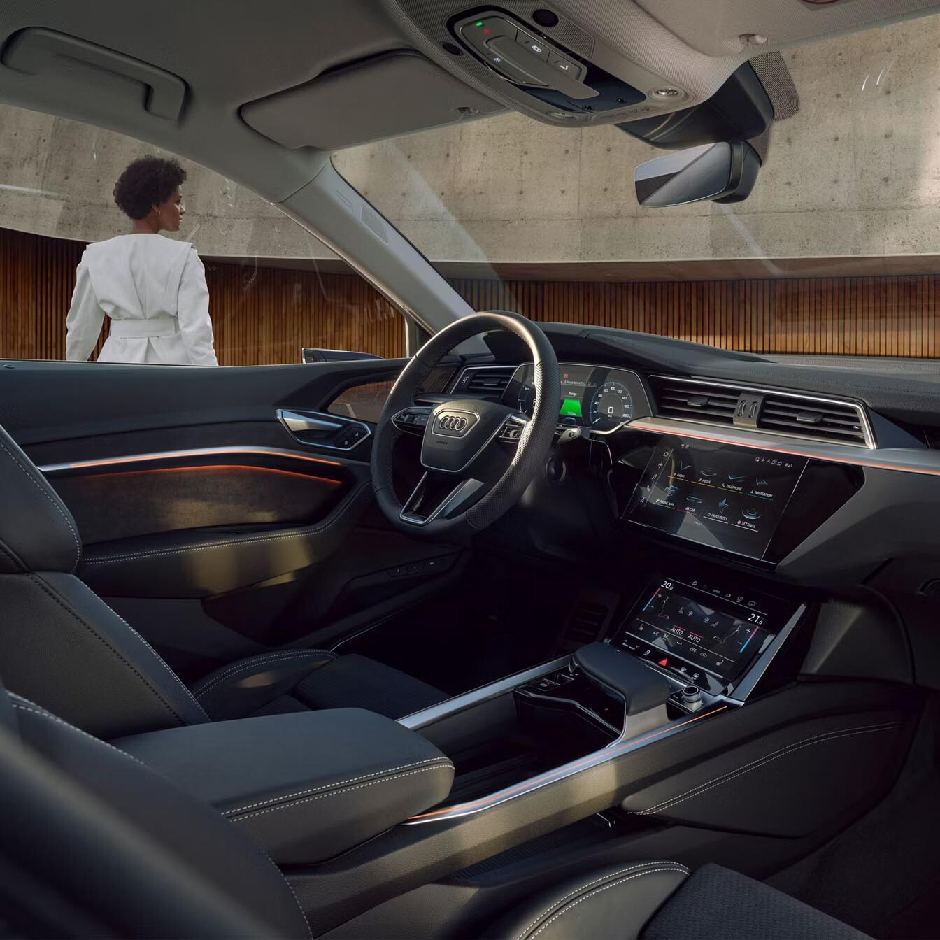 Audi Q8 Sprotback e-tron interieur met zwarte bekleding en infotainment