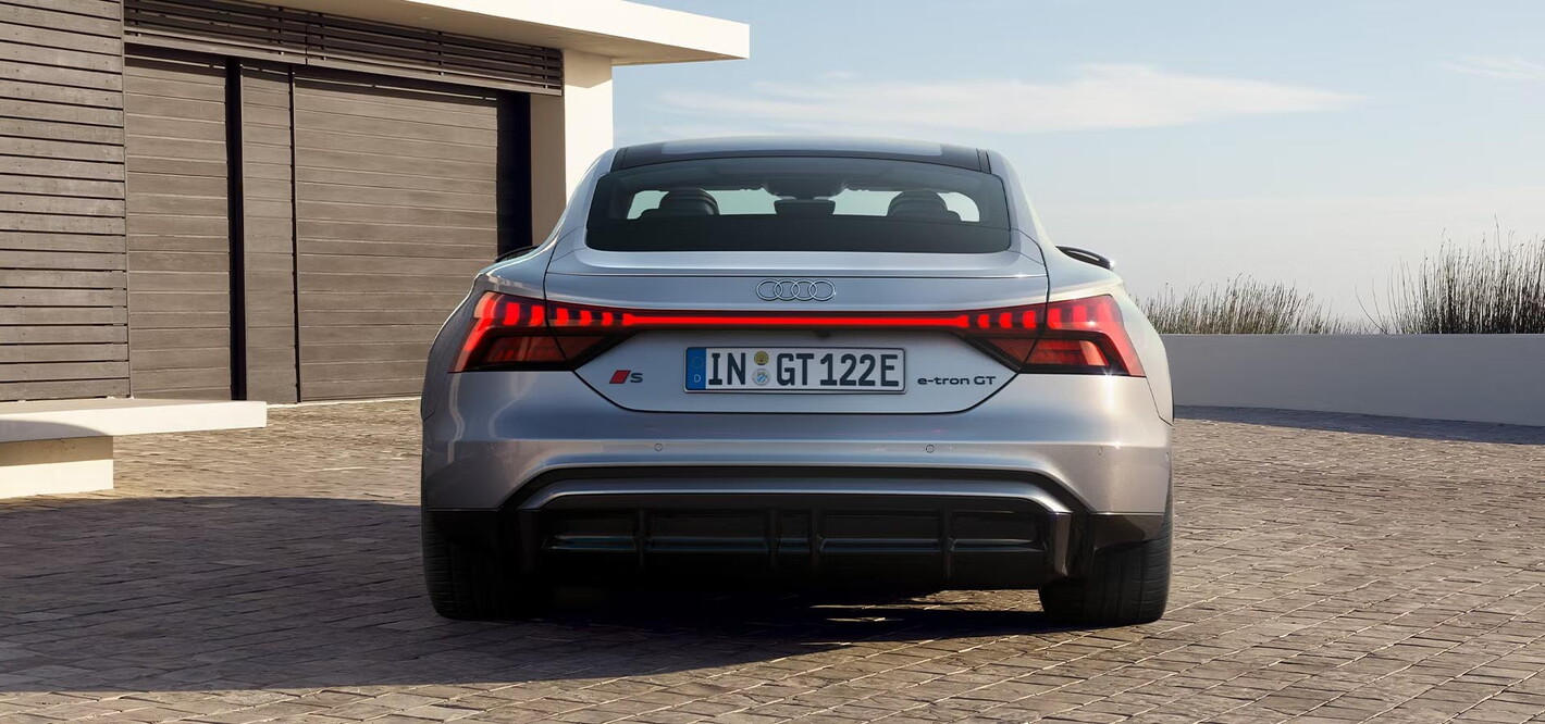audi s e-tron achterkant grijs