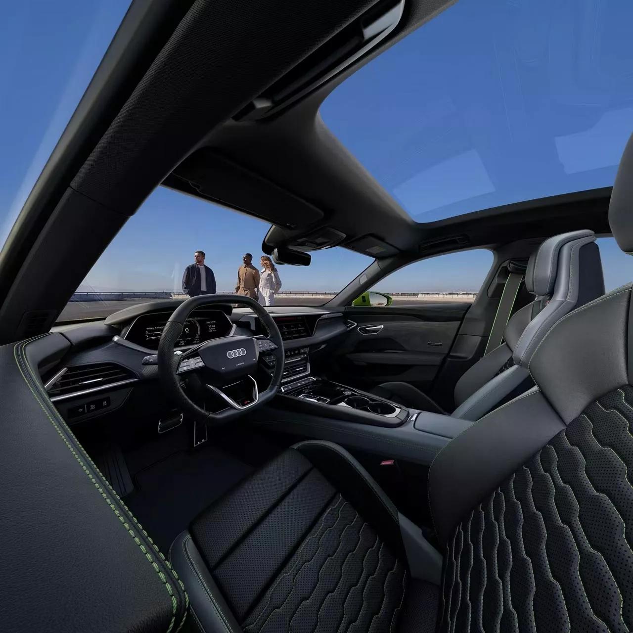 Audi s e-tron gt interieur met lederen stuur en sportieve zetels in het zwart