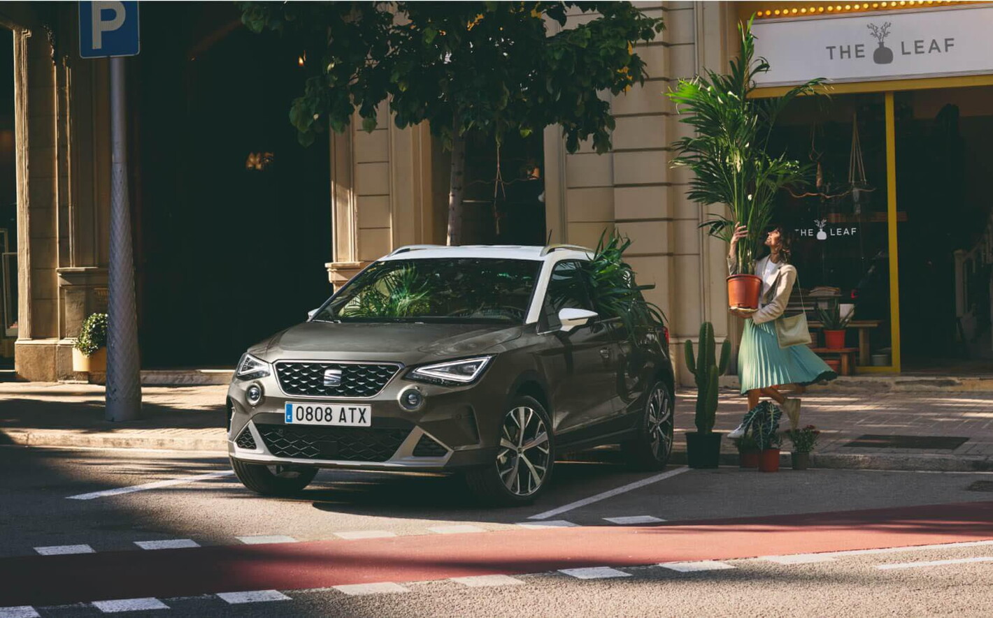 SEAT Arona zwart met wit dak geparkeerd