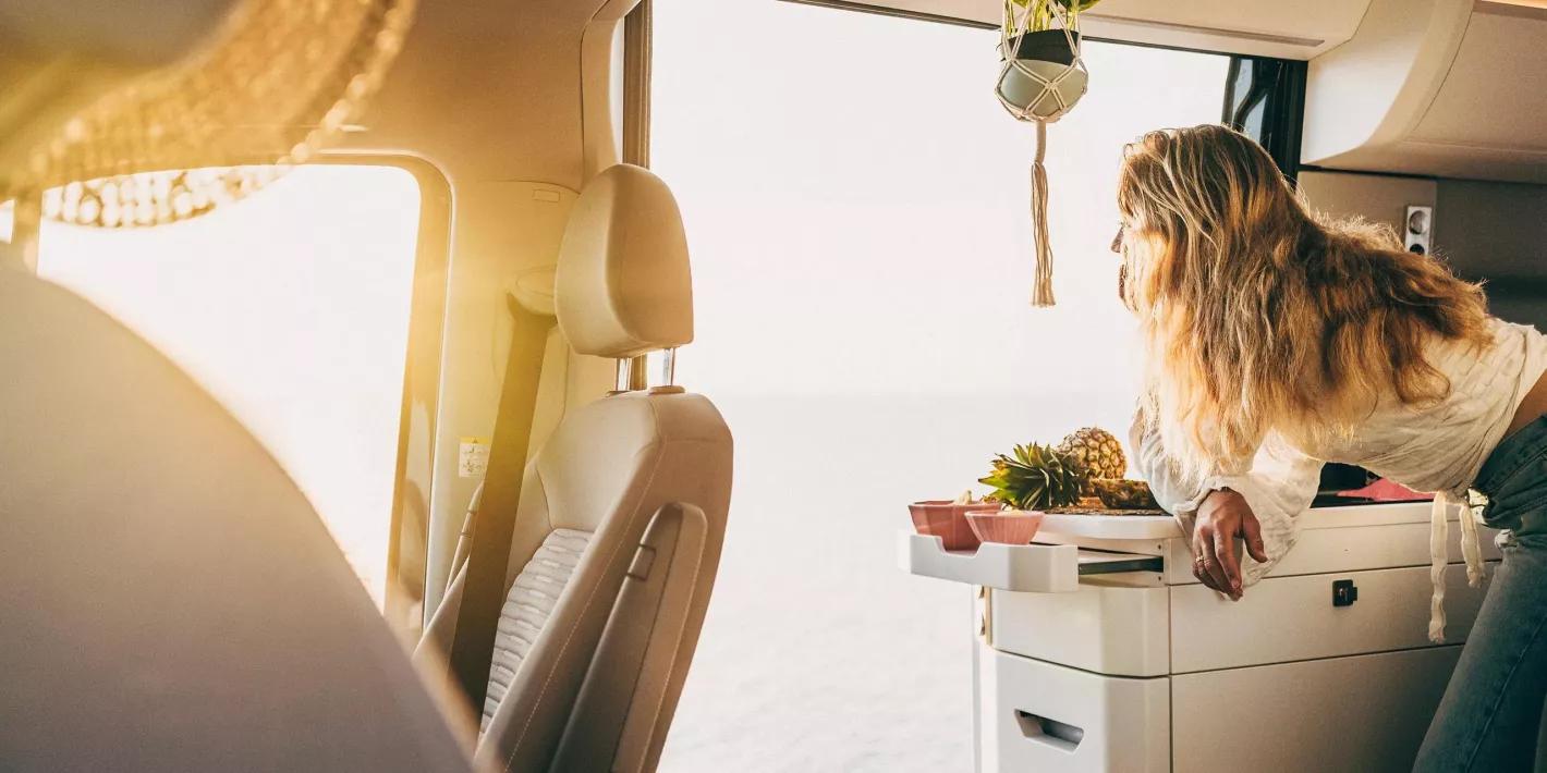 Volkswagen bedrijfsvoertuigen hermans herentals grand california keuken met blonde dame