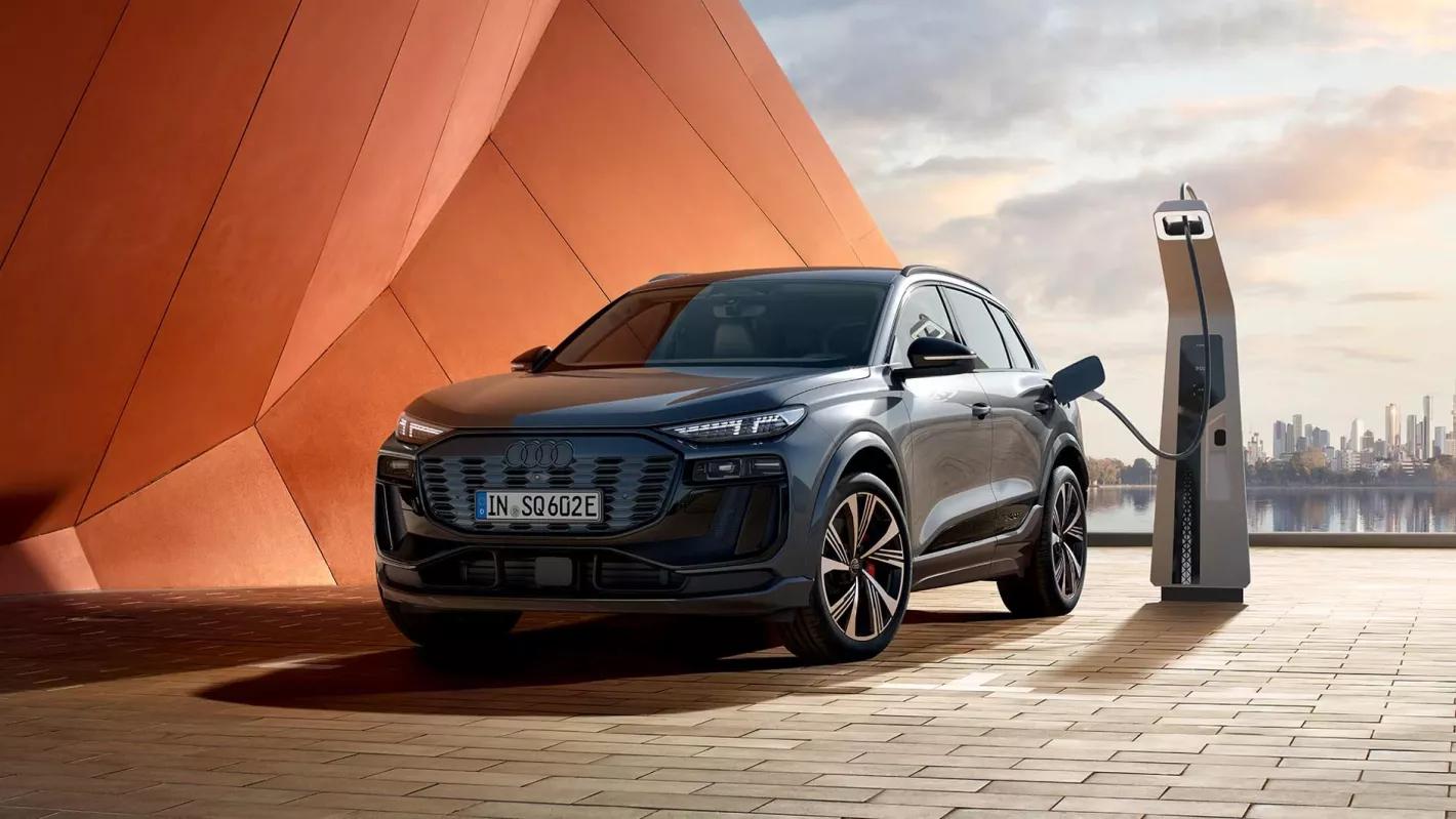 Audi Q6 SUV e-tron voorkant en elektrisch opladen