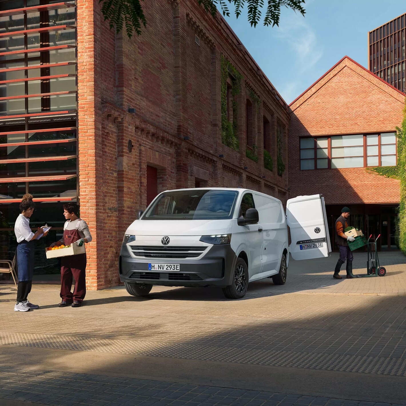 Volkswagen bedrijfsvoertuigen transporter wit aan het uitladen