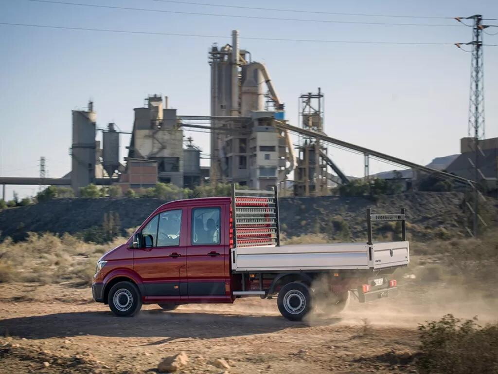 Volkswagen bedrijfsvoertuigen crafter pick-up rijd in bedrijfsomgeving