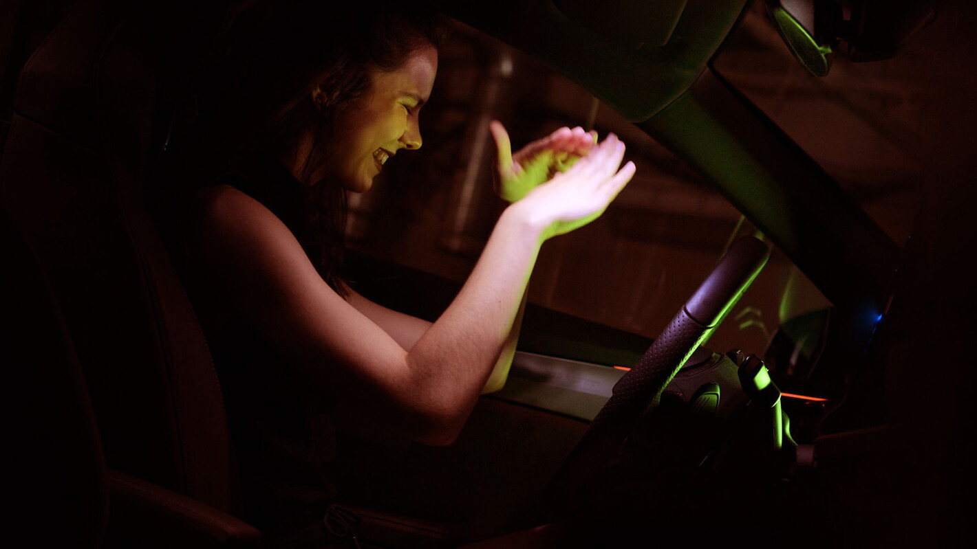 Amber broos al dansend in de auto
