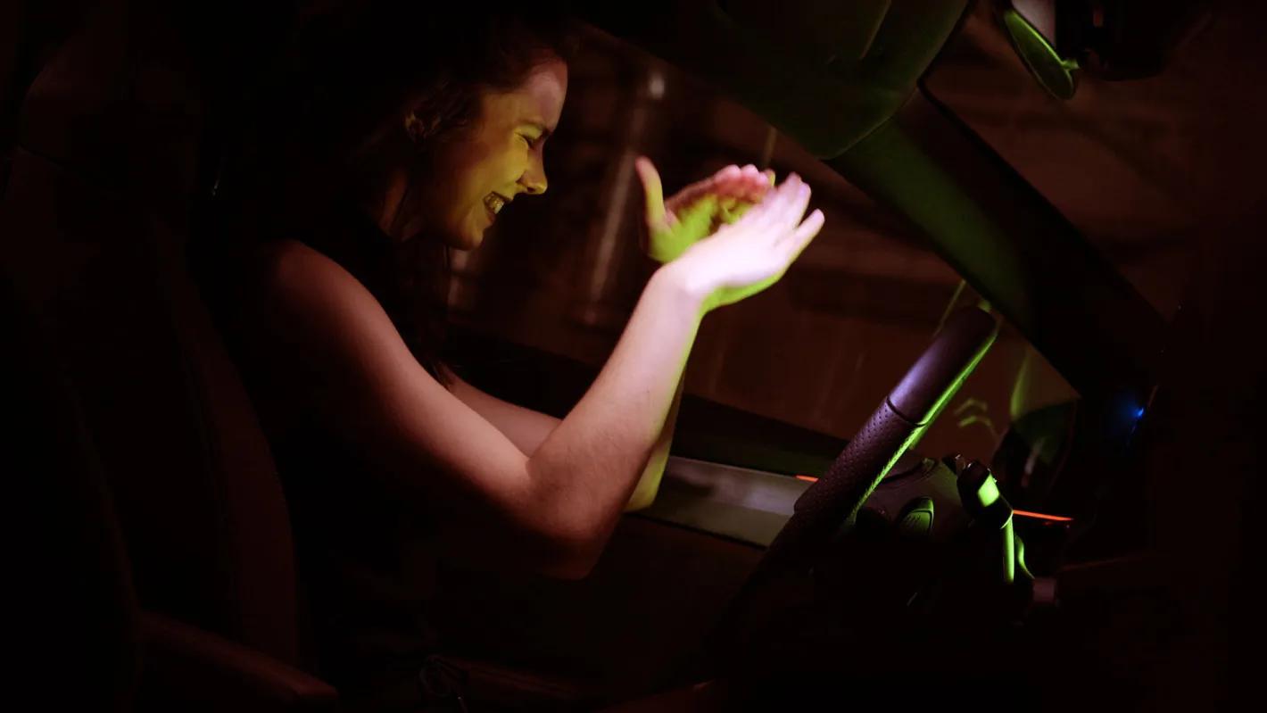 Amber broos al dansend in de auto